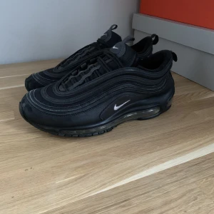 Nike Air Max 97 - Storlek 39 men passar 40 Cond 7/10 därav priset Nypris runt 1200 Pris kan diskuteras vid snabb affär 