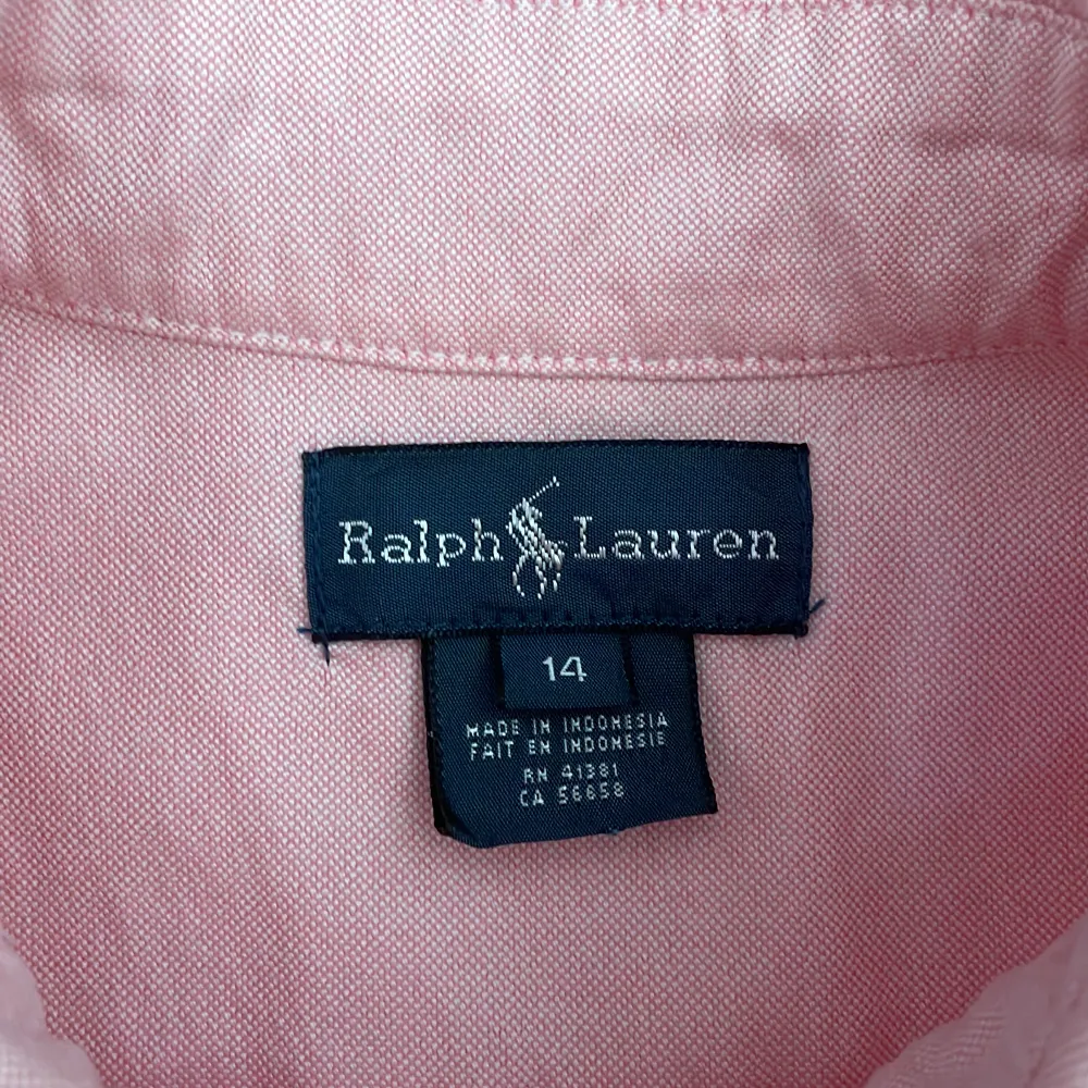 Ralph lauren skjorta i 9/10 skick, använd ett fåtal gånger. Säljes på grund av att den är för liten. Frakt ingår i priset . Skjortor.