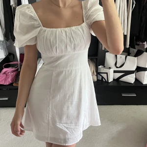 Hit kort klänning  - Vit kort linneklänning, i mycket bra skick då den endast är använd en gång