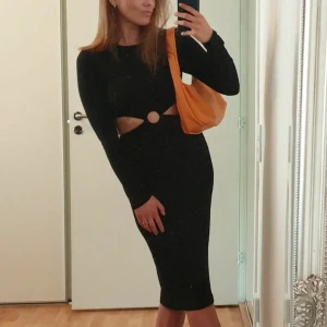 klänning  - Klänning från H&M, endast använts en gång så i perfekt skick 