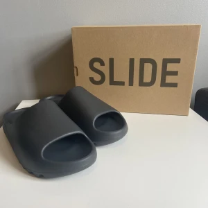 Yeezy slide onyx - Säljer ett par nya slides som endast är testade. Köpte från Confirmed på släpp för några veckor sedan. Som sagt ny skick, mer info privat.