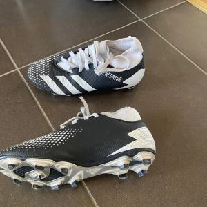 Fotbollsskor  - Adidas Predator 20.4 S IIC FXG (Svart & vit), storlek: 38. Skick 6/10 100 kr