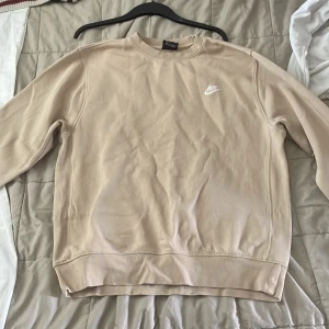 Nike tröja - Tröja som är för stor för mig. Köptes i februari och använd någon gång hemma. Storlek medium men passar mer M/L. Skriv gärna vid intresse. 
