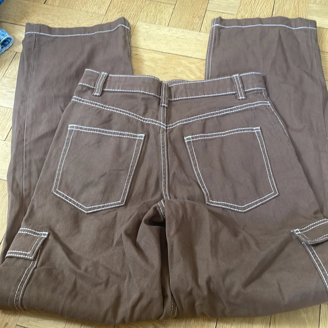 H&m bruna cargo jeans med vit utlinje - 90