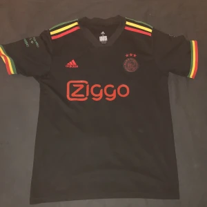 Ajax tröja  - Säljer min Ajax tröja då den är för liten. Original pris 1000kr. Säljer för 250 men kan även gå med på byten. Det finns ett litet fel på tröjan den är lite sliten på trycket där framme men inget man märker av.👍😇går att köpa nu direkt! Först till kvarn