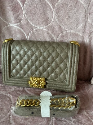 Sälja Chanel boy väska - Sälja en oanvänd Chanel boy väska, storlek meduiem ej äkta.