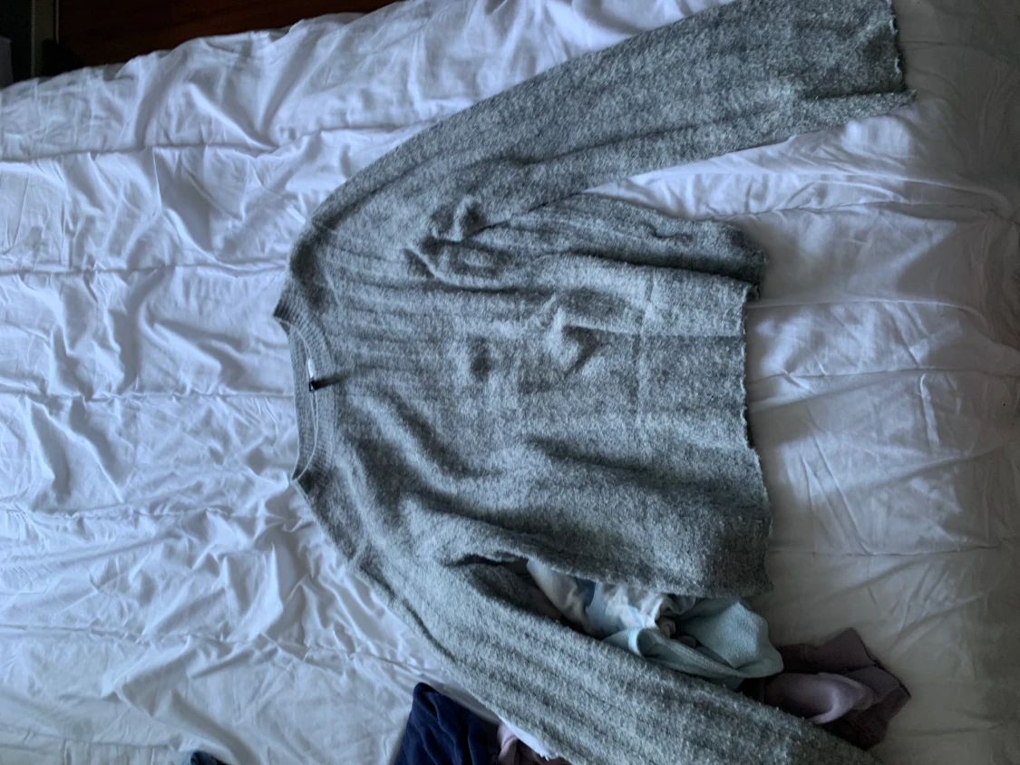 Stickad, grå tröja 