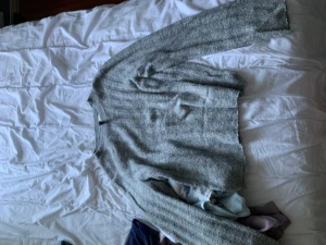 Stickad, grå tröja  - Stickad tröja, stor i modellen, köpt för länge sedan men har användts få gånger. Nypris 200 kr.  