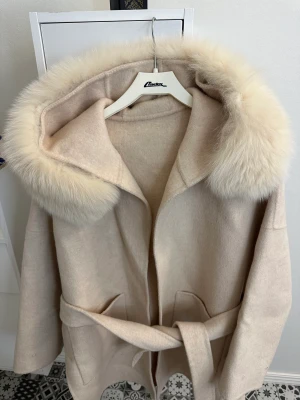 Pälskappa - Beige pälskappa. Äkta päls. Storlek S. Använd fåtal gånger. 