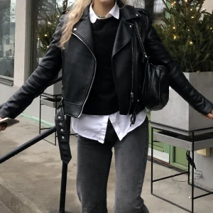 PU Skinnjacka zara  - Svart PU bikerjacka från zara i storlek XS. Fint skick! 💘