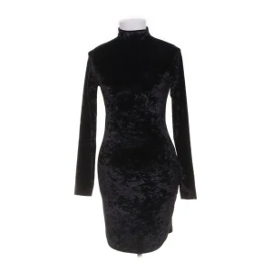 Svart sammetsklänning - För liten för mig som är S/M så skulle nog passa bättre på någon som är S/XS. Följer kroppen.