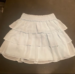 Blå kjol - Ljusblå volangkjol som är helt oanvänd. Passar perfekt nu till sommaren💙