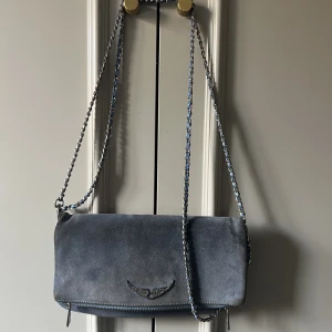 Zadig & Voltaire clutch väska - Säljer denna Zadig väskan som är i ljusblå mocka! Mockan har slitits en del vilket syns på bilderna. 💕