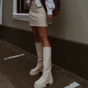 Boots  - skitsnygga vit/beiga boots från NA-KD som tyvär är för små för mig😭 Endast testade, därav nyskick. Storlek 41. Nypris: 689. Mitt pris 150kr. Går att lägga i sula om dem skulle vara lite stora. Tveks inte på att höra av dig!