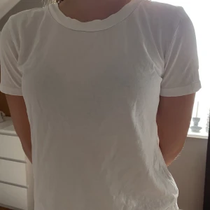 Tshirt - En tshirt från zara. Storlek S (passar även xs), använd fåtal gånger!💕