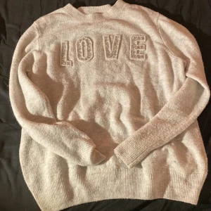 Love stickad tröja  - Stickad tröja från H&M med pärlor och paljetter. Knappt använd, skön att ha på sig. Storlek S men skulle säga att den är lite oversized.