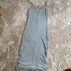 Sommarklänning med slits - Så bekväm och formar sig efter ens kropp. Sval klänning till sommaren