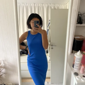 Blå ribbad klänning - Blå ribbad klänning i XS men som nog passar bättre på en M, därav säljer jag den. Har vanligtvis S men anser att den är för stor, så fin & skön!