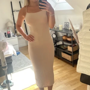 Klänning - Beige klänning, lite genomskinlig. Ser ut som en från skims. Aldrig använd utan endast provad. Storlek M men passar mig med XS/S och kan passa M också då den är stretchig. Köpare står för frakt! 