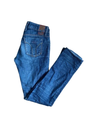 Miss Sixty jeans - Straight leg modell. Lite långa på mig som är 162cm. Finns ett litet hål på ena benet, men inget man tänker på (se bild 3).