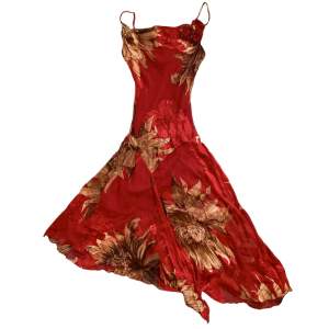 ☆ Assymetrisk Mei Mei Fashion blommig draperad klänning med rosor 🌹 Har innertyg. Uppskattad S. Jag har storlek XS/S ☆