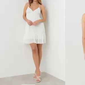 Säljer denna helt oanvända klänningen från Gina då den inte kommer till någon användning, skriv för privata bilder🫶🏻 köpare står för frakt!