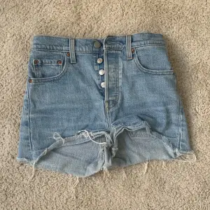 Levis jeansshorts i modellen ribcage short storlek 25 mycket använda men inga defekter. Möjligtvis att man kan se på färgen att de inte är helt nya, väldigt subtilt gula i ljusa områden