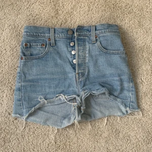 Levis jeansshorts - Levis jeansshorts i modellen ribcage short storlek 25 mycket använda men inga defekter. Möjligtvis att man kan se på färgen att de inte är helt nya, väldigt subtilt gula i ljusa områden