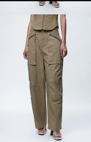 Zara - Söker dessa cargo pants från zara, storlek S eller M