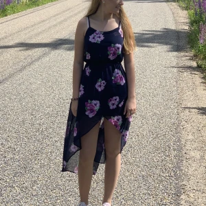 Klänning - Blå klänning med rosa och gröna blommor. Storlek 146-152 men passar även xxs och xs. Fint skick.