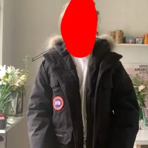 Canagan goose jacka vet ej om den är äkta sitter bra på mig som e s/m vill byta den mot en cannada goose väst eller moncler väst Äkta päls iallafall 