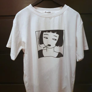 Grafhic tee - Pösig uniex t-shirt med fränt tryck på. Knappast använd så köp gärna :)