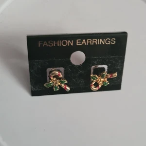 Helt nya oanvända örhängen - Supersöta nya små örhöngen med plopp på baksidan. Aldrig använda. 40 kr med frimärke o påse inräknat