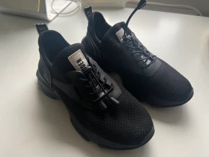 Steve madden - Säljer ett par super fina steve madden skor i storlek 38 . använda 2 gånger så dom är som nya 