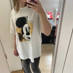 Oversized tröja - Säljer denna oversized tröja då den inte kommer till andvändning. Tröjan är andvänd ett förtal gånger och är därför så gott som ny.✨