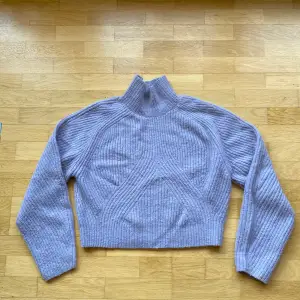 Tjock tröja med fint mönster. Väldigt bra skick och har inte kommit till så mycket användning.