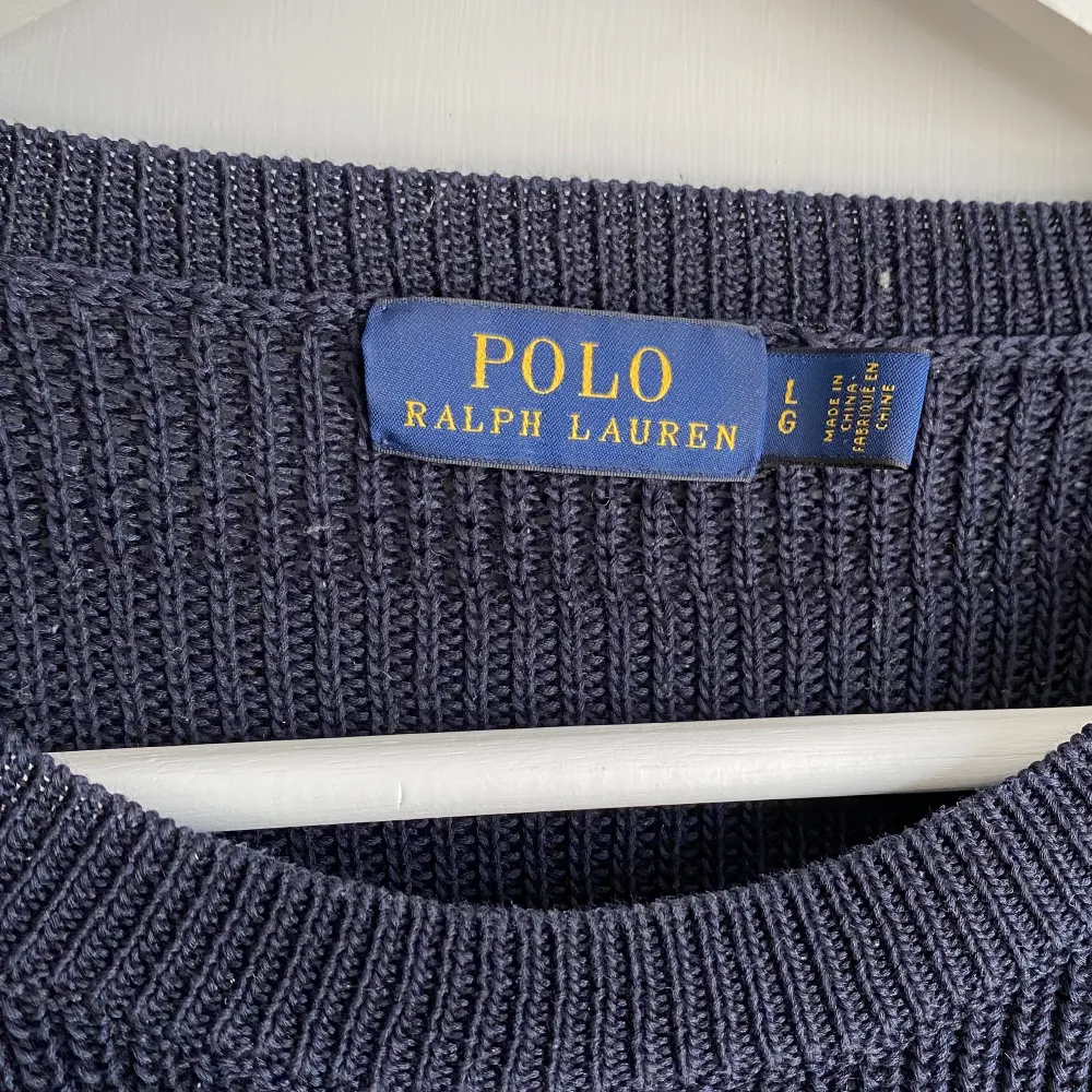 Great dark navy jumper from Polo Ralph Lauren. In a great condition and is perfect for chilly/windy weather, just not really my style. Material: 100% cotton :). Tröjor & Koftor.