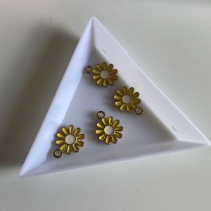 Berlocker  - 4 fina gul/vita blomm berlocker! Passar till sommaren , kan göras till öronhängen men kostar mer. 2 för 2kr.🌼