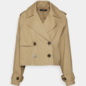 Trench coat - Säljer min korta trenchcoat från ginatricot då den inte har kommit till användning därav så gott som ny🤗