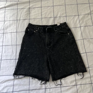 Svarta jeansshorts  - Svarta jeansshorts i nytt skick