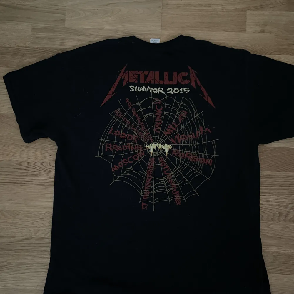 Metallica merch från 2015 bra skick använd fåtal gånger. Pris är diskuterbart det är bara att kommer med förslag, samma med frågor:). T-shirts.
