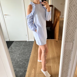 Klänning  - Ljusblå klänning från Mango med fickor i sidorna. 