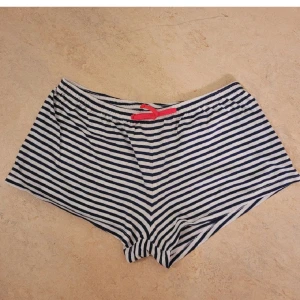 Pyjamashorts - Ett par jättesköna pyjamasshorts från Hampton Republic i storlek 158/164. Kan även fraktas med portokod för 15kr, men köparen står för frakten ❤️
