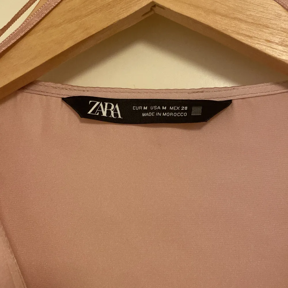 Roséfärgad blus från Zara i bra skick. Den har använts ett fåtal gånger.🤍 . Blusar.