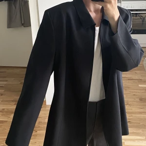 Blazer med dragkedja - Svart blazer/overshirt med DRAGKEDJA!!! Och fickor! Skitsnyggt. Stor storlek men snyggt oversize på mig med M