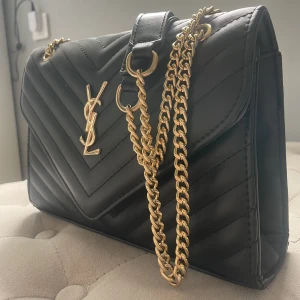 Ysl väska - Så så fin ysl väska😍 Tror ej att den är äkta, men ser väldigt äkta ut! Fick i present för två veckor sedan, så den är knappt använd🤌🏽🤌🏽Kan även gå med på byte!