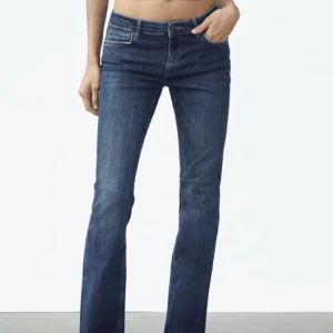 Lågmidjade zara jeans - Säljer mina super snygga zara jeans. Använda ett fåtal  gånger.
