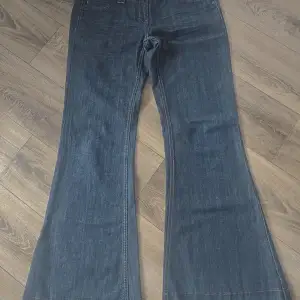 Skit snygga Lågmidjade bootcut jeans med snygga fickor! Måste tyvärr sälja dessa då dom är försmå för mig. Väldigt synd men hoppas att någon annan kan ha dom! 💕 