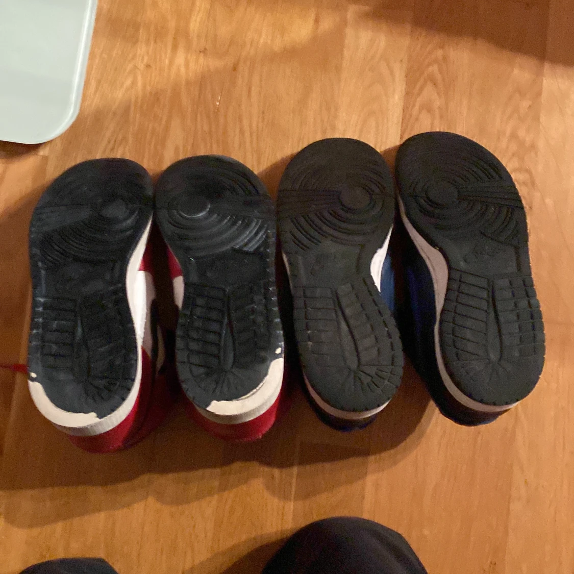 Två par skor nike - 91