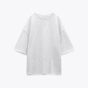 Zara t-shirt sweatshirt - Skittsnygg tyvärr förstor tröja från Zara🫶 oanvänd lapp o allt kvar säljer för 220kr ingen frakt